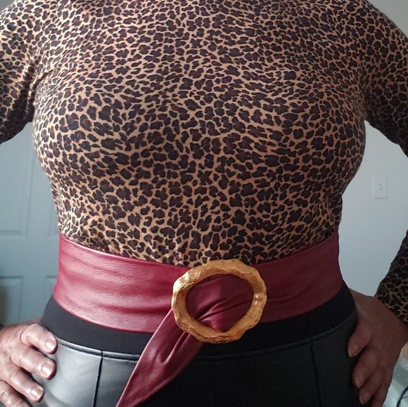 StitchNiche Accessories - Handcrafted Leather Belt with Vintage  Gold Metal Buckle